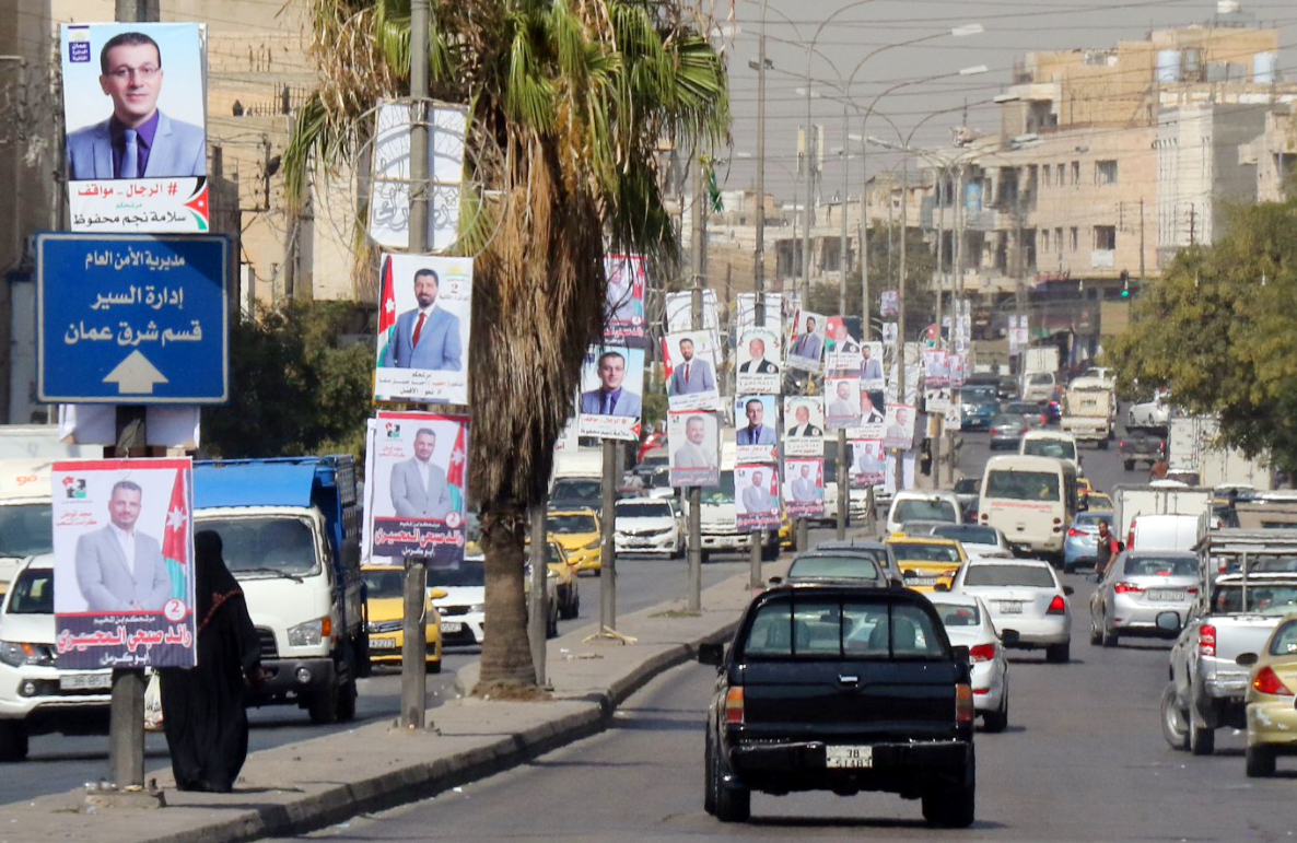 إعادة تدوير لافتات الانتخابات في الأردن وتحويلها لأعمال فنية - فيديو