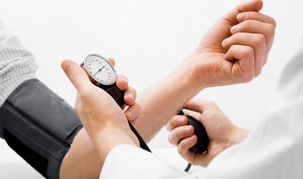 دراسة تؤكد أهمية قياس ضغط الدم في الذراعين.