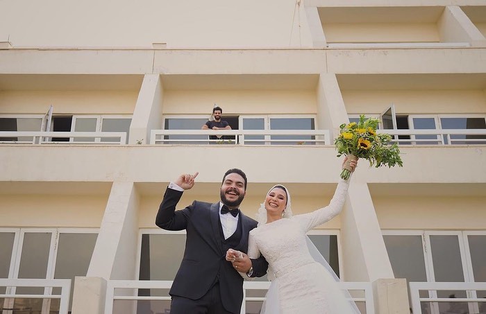محمد صلاح يظهر في صور عروسين مصريين وهو في منطقة العزل الصحي - صور