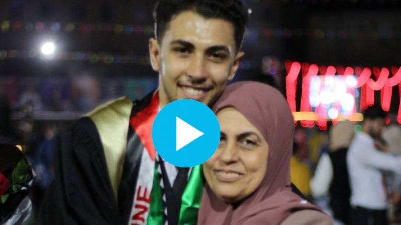 طالب فلسطيني يحتج على طرد والدته: "أمي أكبر من كل الجامعة" - فيديو