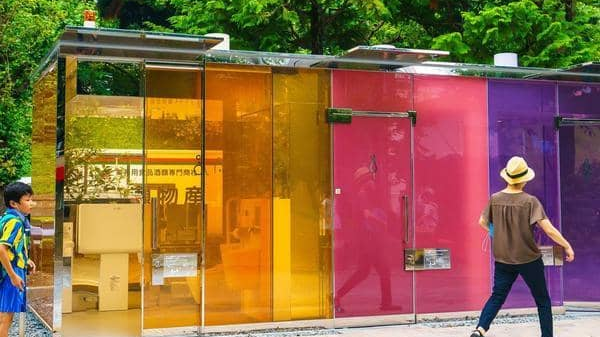 الحمامات العامة في اليابان "شفافة".. لماذ وكيف؟ - صورة