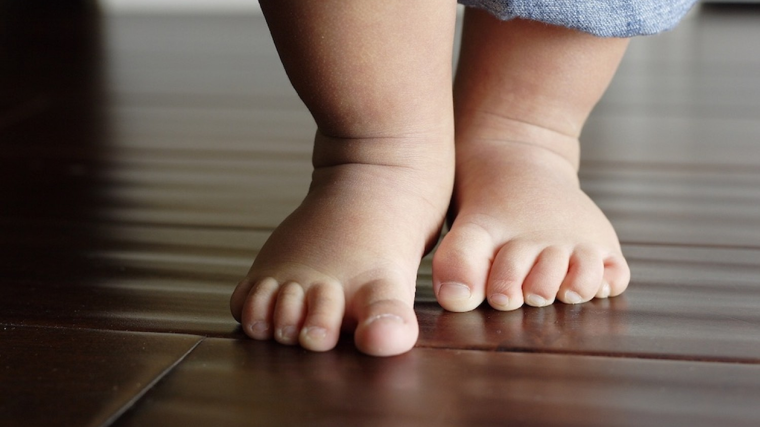 دراسة تؤكد ان سير الطفل حافي القدمين يعزز قدراته الحركية
