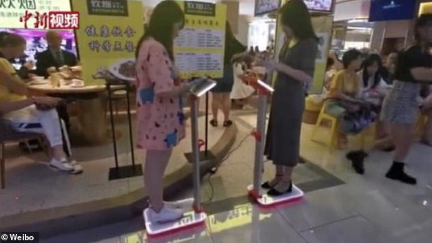 مطعم صيني يُجبر زبائنه على وزن أنفسهم قُبيل الدخول للمطعم - فيديو