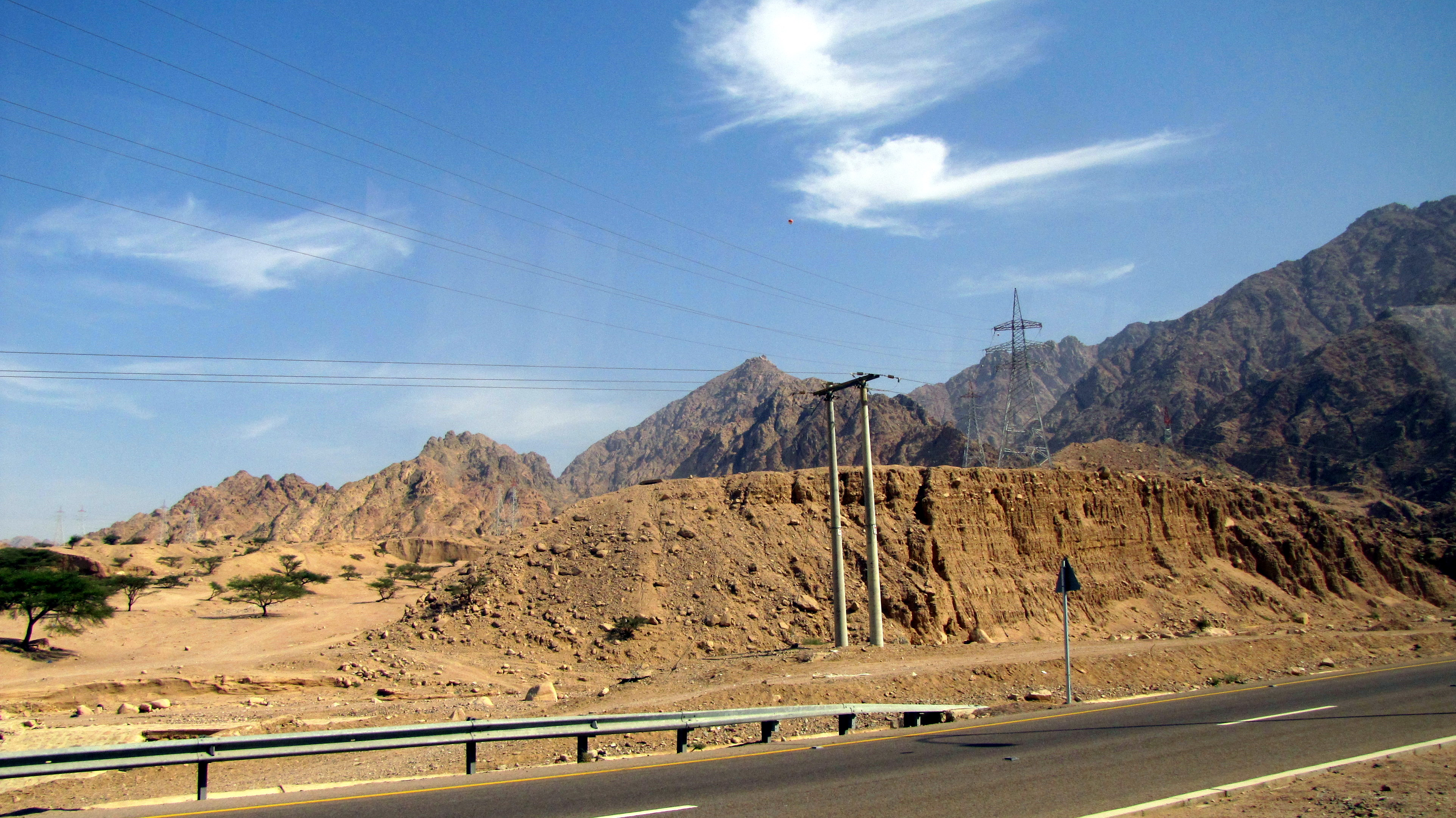 خبراء يتوقعون ارتفاع أعداد الحوادث على الطريق الصحراوي بعد الانتهاء من صيانته - فيديو