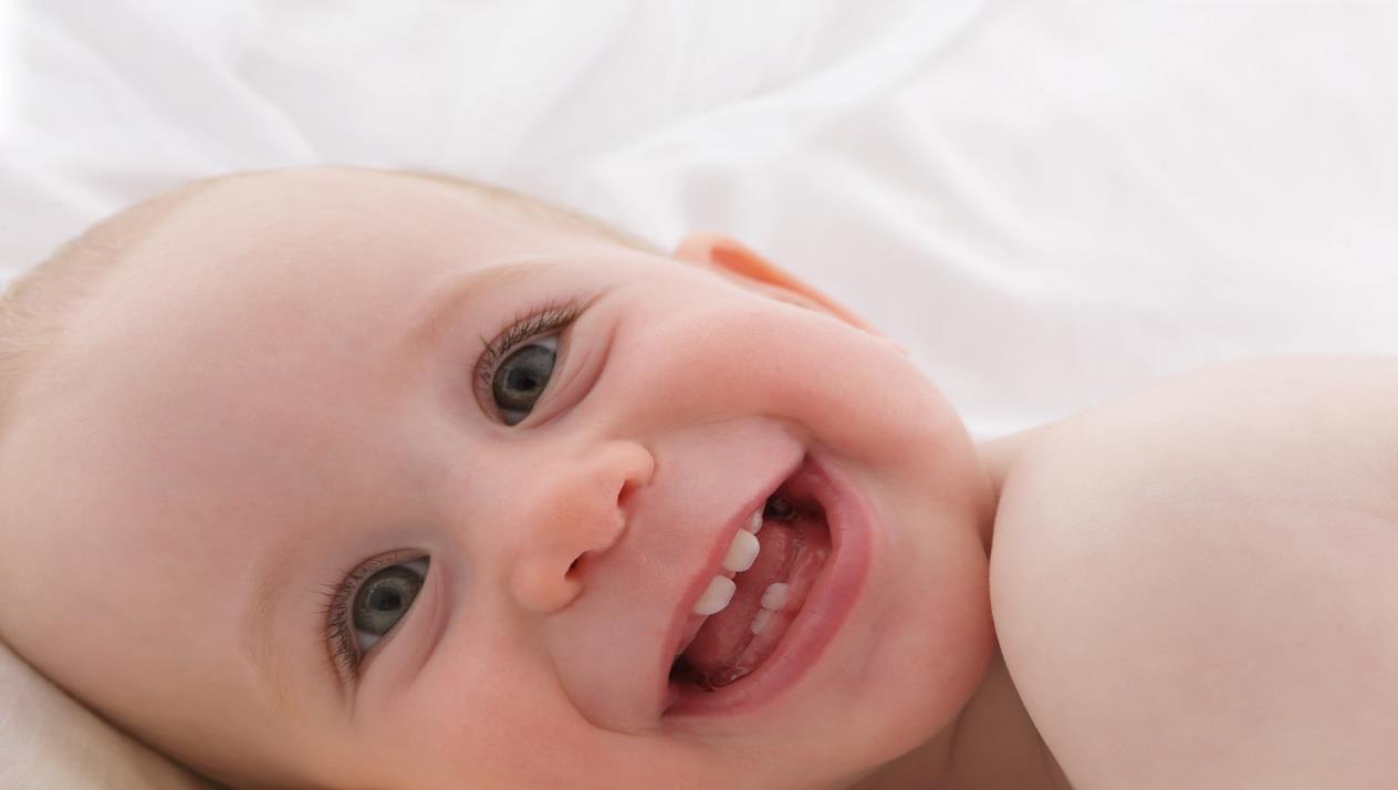 كيف تتجنبوا إصابة الأطفال بتسوس الأسنان نتيجة الرضاعة والسُكريات - فيديو
